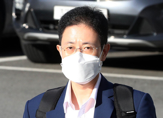 지난 9월16일 윤석열 전 검찰총장의 재임 기간 고발사주 의혹 관련, 고발장 최초 전달자로 지목된 손준성 전 대검 수사정보정책관(현 대구고검 인권보호관)이 대구고검으로 출근하고 있다.연합뉴스